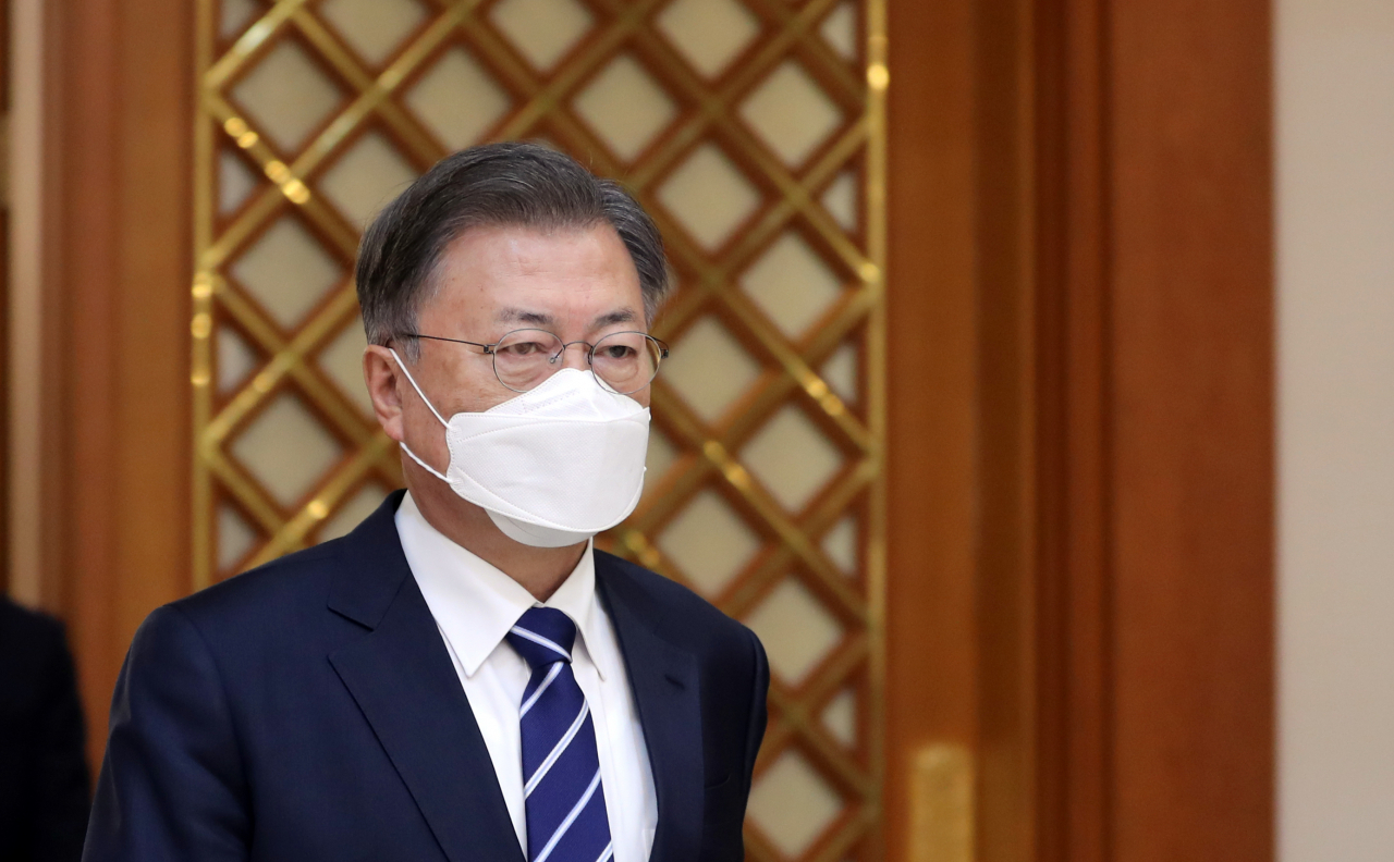 문재인 대통령이 지난 4일 청와대에서 열린 신임 대사 신임장 수여식에 입장하고 있다. [연합]