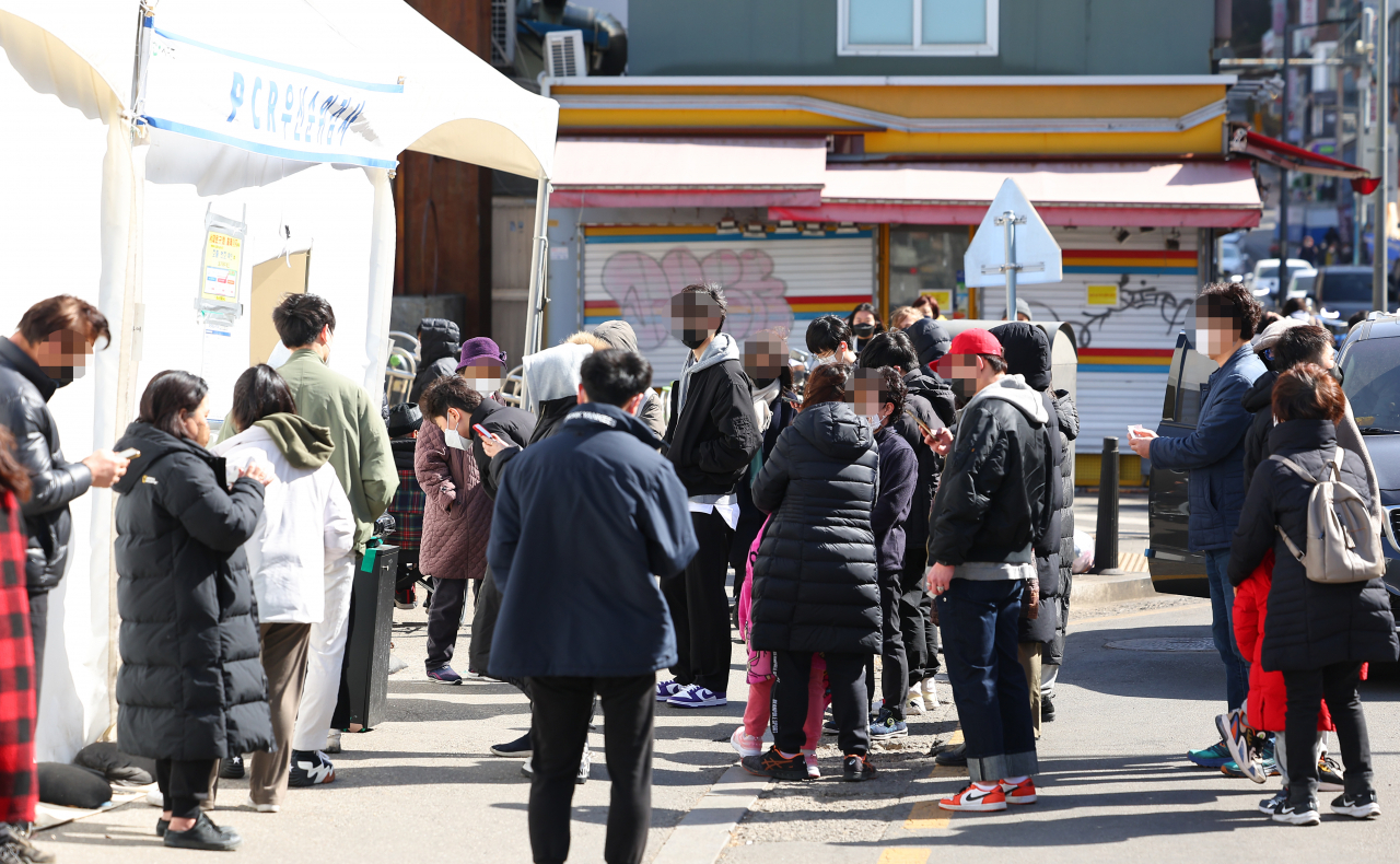 코로나19 누적 확진자 수가 300만명을 넘은 지 닷새 만에 400만명을 넘어섰다. 5일 중앙방역대책본부에 따르면 이날 0시 기준 신규 확진자 수는 25만4천327명을 기록해 누적 확진자 수는 421만2천652명으로 집계됐다. 누적 확진자는 지난달 28일 300만명을 넘은 지 닷새 만에 400만명을 넘어선 것이다. 이날 서울 서대문구 신촌역 앞에 마련된 임시선별검사소를 찾은 시민들이 검사 순서를 기다리고 있다. [연합]