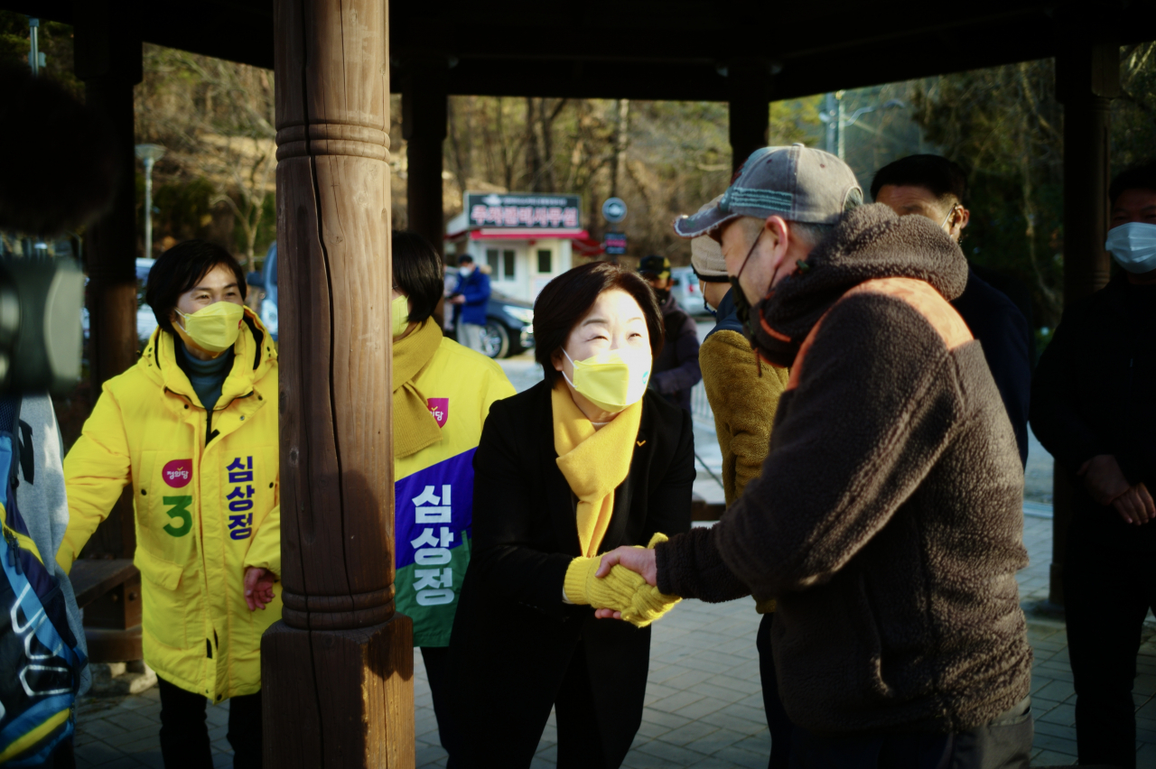 정의당 심상정 대선후보가 5일 오전 광주 무등산 입구에서 시민과 인사하고 있다. 연합뉴스