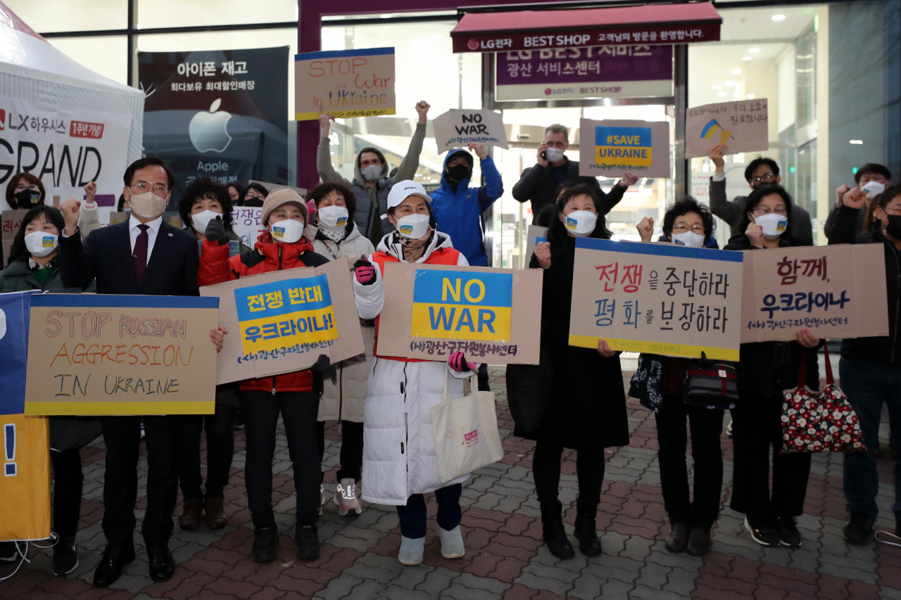 4일 오후 광주 광산구 월곡동 거리에서 '러시아의 우크라이나 침공 즉각 중단·평화적 해결 촉구 광산시민 평화행동'에 참여한 기관·단체 관계자가 연대를 다짐하고 있다. 연합뉴스