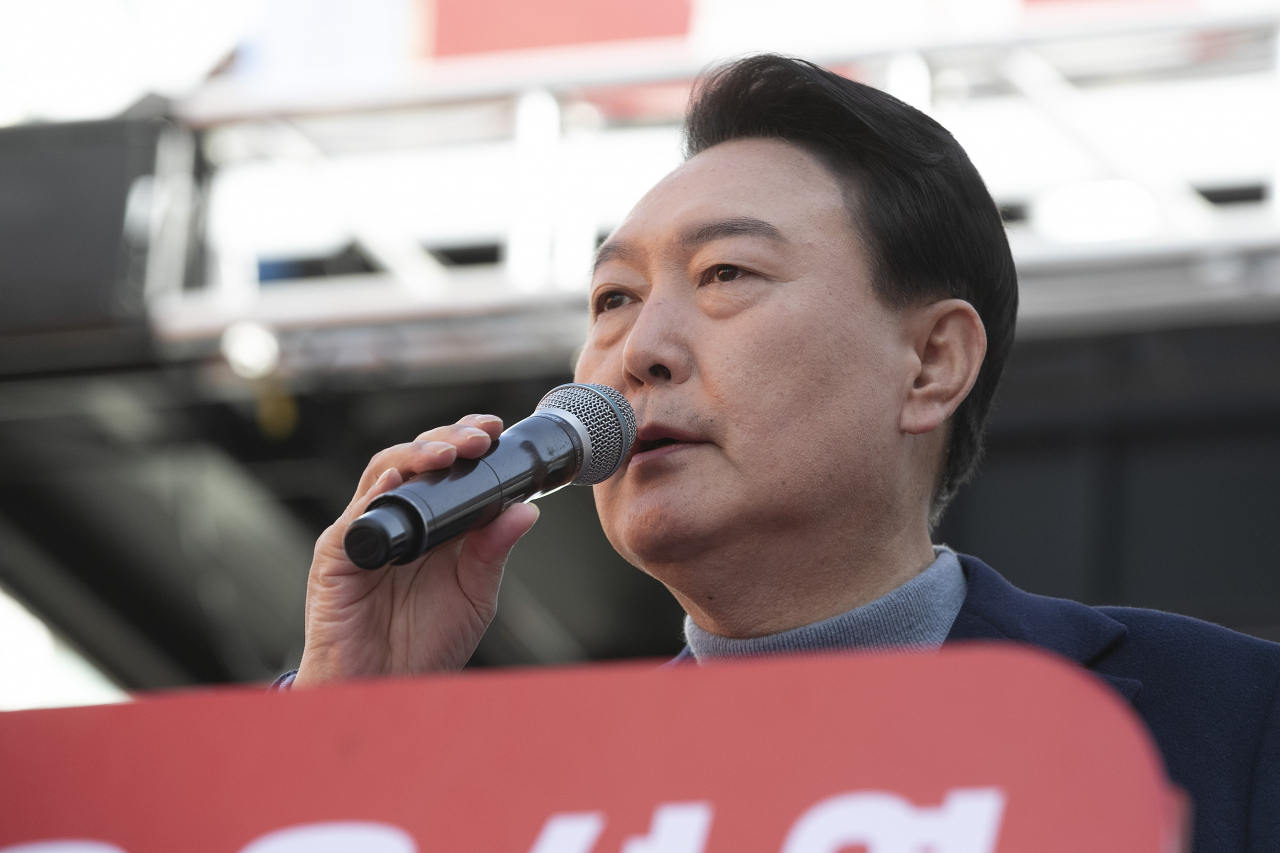 국민의힘 윤석열 대선 후보가 5일 오전 충북 제천 문화의 거리 유세 현장에서 지지를 호소하고 있다. [연합]