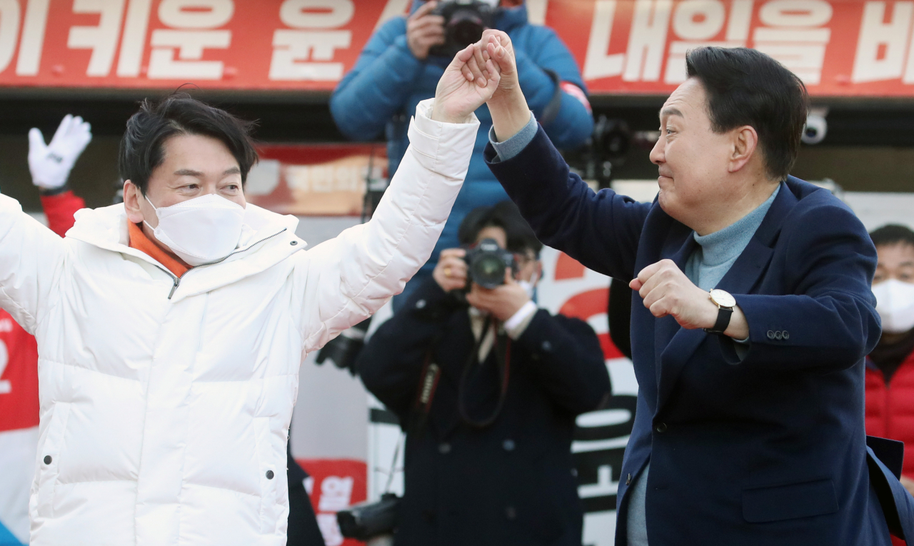 국민의힘 윤석열 대선 후보가 5일 경기도 이천시산림조합 앞에서 국민의당 안철수 대표와 함께 공동유세를 하고 있다. [연합]