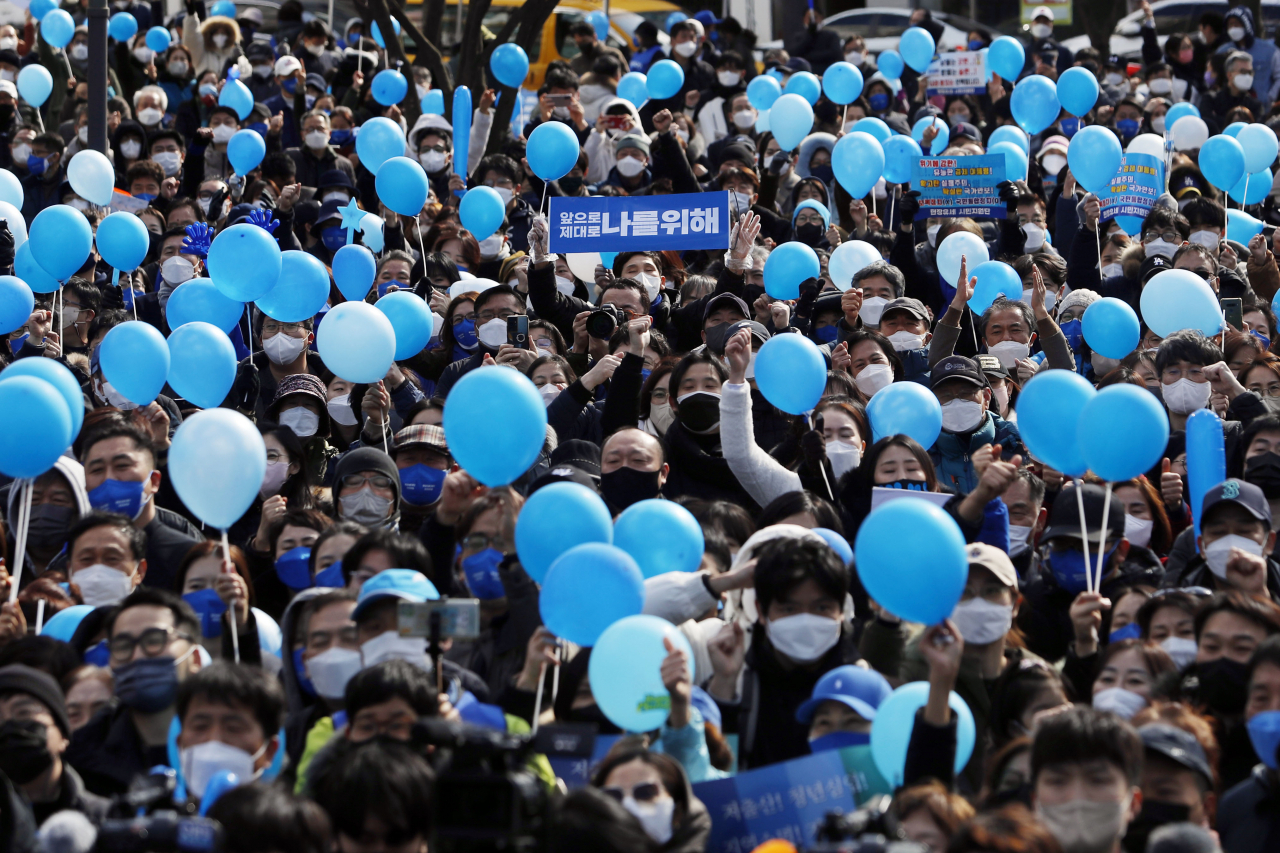 5일 경기도 용인시 스타벅스 전단국대점 앞에서 열린 이재명 더불어민주당 대선후보의 '용인을 위한 선택! 이재명입니다!' 용인 유세에서 지지자들이 이 후보를 연호하고 있다. [연합]