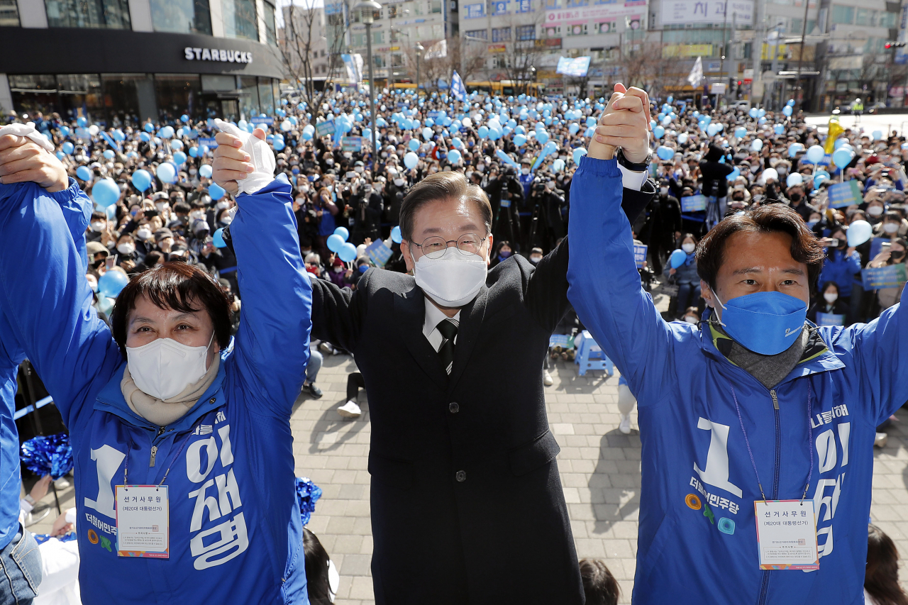이재명 더불어민주당 대선후보가 5일 경기도 용인시 스타벅스 전단국대점 앞에서 열린 '용인을 위한 선택! 이재명입니다!' 용인 유세에서 지지자에게 인사하고 있다. [연합]