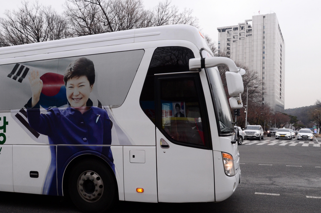 국정농단 사건으로 유죄 선고를 받고 수감 중인 박근혜 전 대통령이 특별사면으로 풀려난다. 24일 박 전 대통령이 지난 달 22일부터 입원중인 삼성서울병원 정문으로 우리공화당 버스가 이동하고 있다. 박해묵 기자