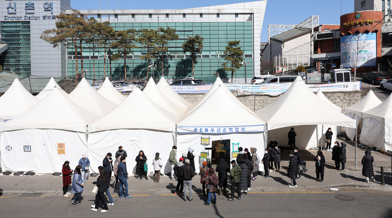 코로나19 누적 확진자 수가 300만명을 넘은 지 닷새 만에 400만명을 넘어섰다. 5일 중앙방역대책본부에 따르면 이날 0시 기준 신규 확진자 수는 25만4천327명을 기록해 누적 확진자 수는 421만2천652명으로 집계됐다. 누적 확진자는 지난달 28일 300만명을 넘은 지 닷새 만에 400만명을 넘어선 것이다. 이날 서울 서대문구 신촌역 앞에 마련된 임시선별검사소를 찾은 시민들이 검사 순서를 기다리고 있다. 연합뉴스