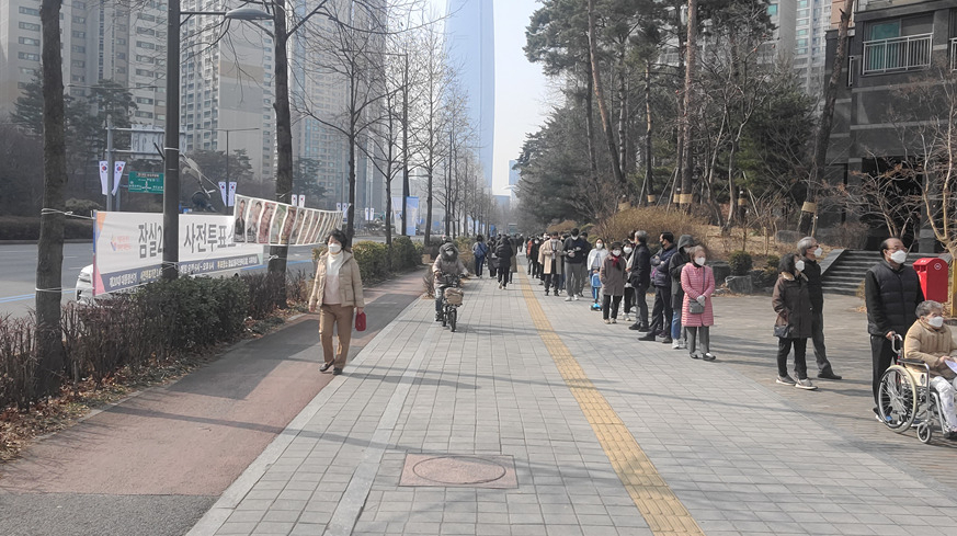 송파구에 위치한 한 투표소의 5일 오후시간 모습. 인도까지 투표를 위한 줄이 길게 늘어섰다.