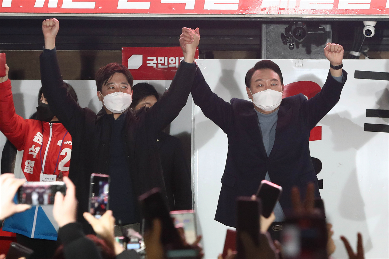윤석열 국민의힘 대선 후보가 5일 오후 서울 노원역 교차로 유세 현장에서 이준석 대표와 함께 지지를 호소하고 있다. [연합]