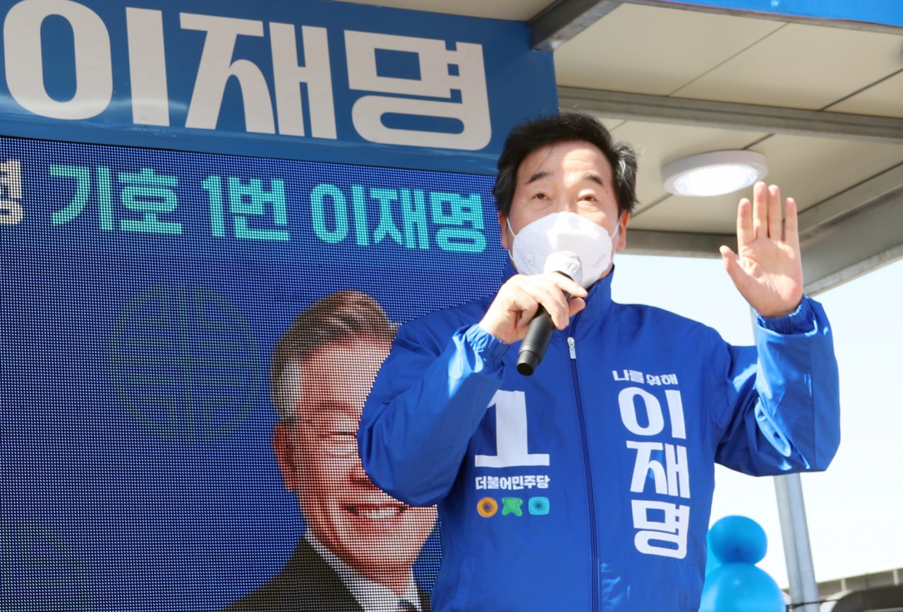 이낙연 더불어민주당 총괄선대위원장이 지난 5일 세종시 연기면 국립세종수목원 입구에서 한 거리유세에서 "대한민국의 미래를 위해 이재명 후보를 지지해 달라"고 호소하고 있다. [연합]