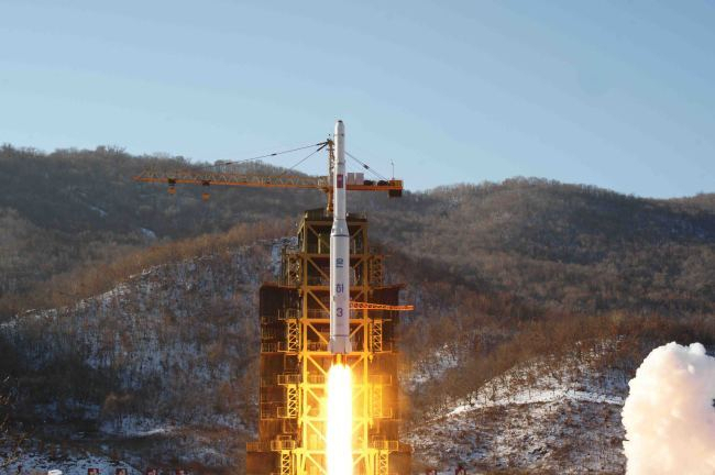 북한이 2016년 2월 서해위성발사장에서 광명성 4호를 발사하는 모습. [연합]