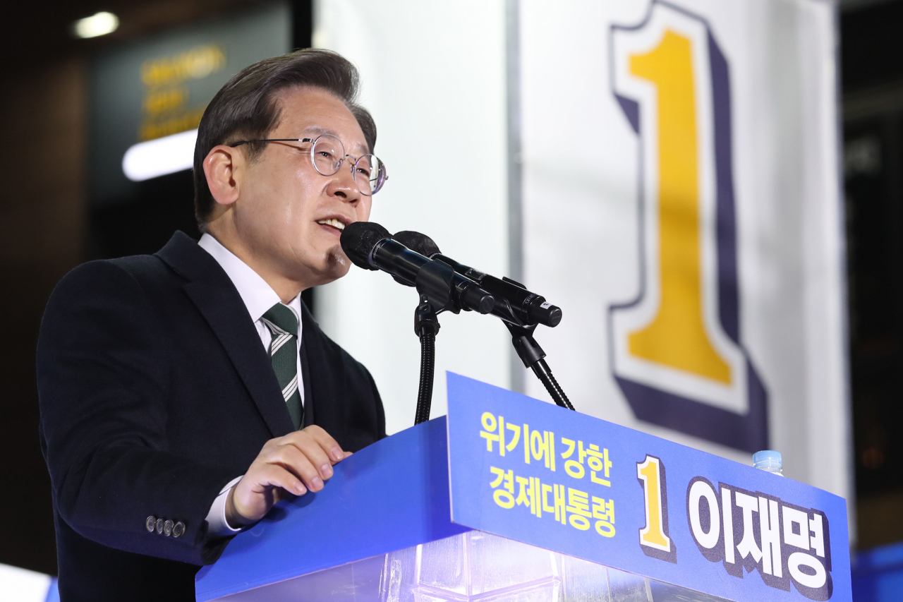 Lee Jae-myung, the presidential candidate of the ruling Democratic Party, speaks during a campaign rally in Siheung, Gyeonggi Province, on Saturday. (Yonhap)