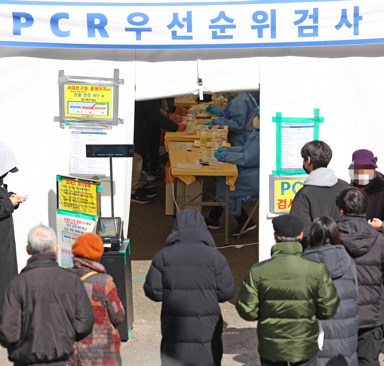 5일 서울 서대문구 신촌역 앞에 마련된 임시선별검사소를 찾은 시민들이 검사 순서를 기다리고 있다. [연합]