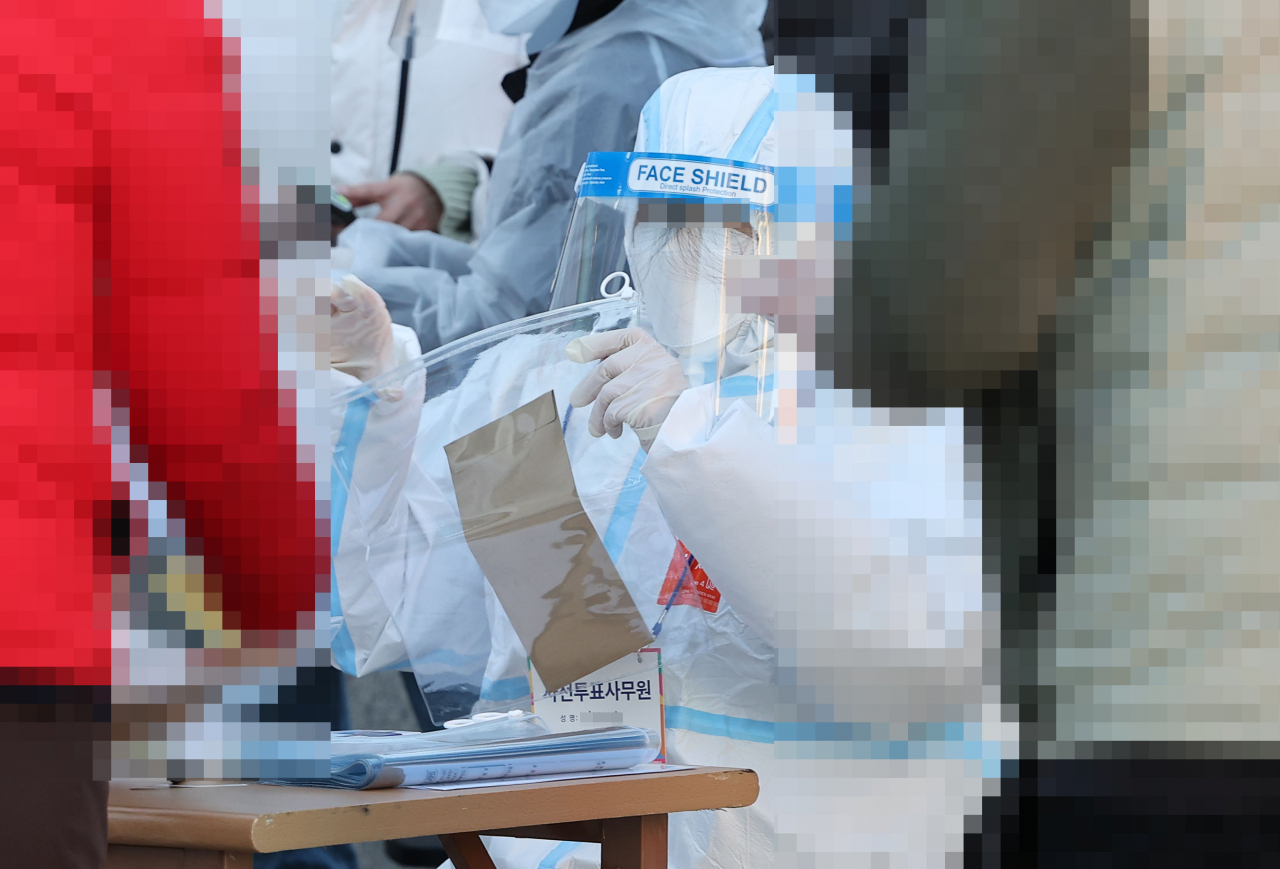 5일 오후 서울역 앞 임시기표소에서 코로나19 확진·격리자들이 투표하고 있다. [연합]