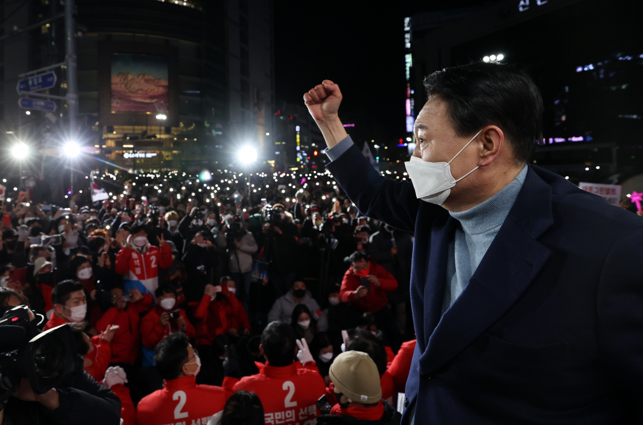 윤석열 국민의힘 대선 후보가 5일 오후 서울 노원역 교차로 유세 현장에서 지지를 호소하고 있다. [연합]