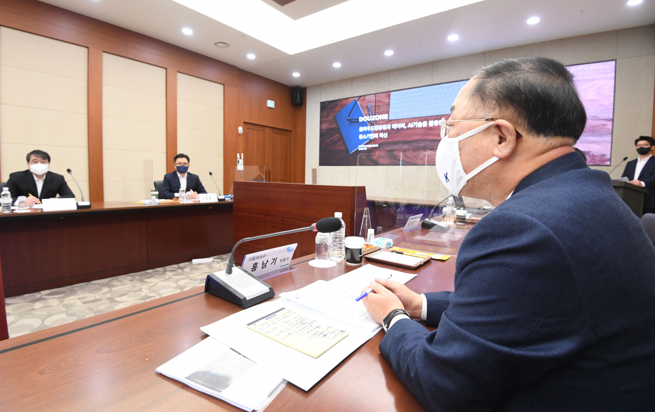 홍남기 경제부총리 겸 기획재정부 장관이 4일 강원도 춘천시 소재 중소기업 빅데이터 플랫폼 운영 기업인 ㈜더존비즈온 강촌캠퍼스를 방문, 간담회에 참석해 발언하고 있다. [기획재정부 제공]