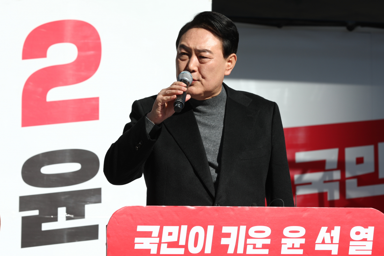 국민의힘 윤석열 대선 후보가 6일 오전 서울 강동구 광진교남단사거리에서 열린 유세에서 지지를 호소하고 있다. [연합]