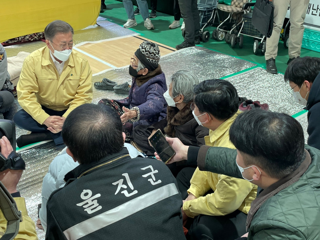 문재인 대통령이 6일 경북 울진군 울진국민체육센터에 마련된 대피소를 찾아 이재민들을 위로하고 있다.[경북소방본부 제공]