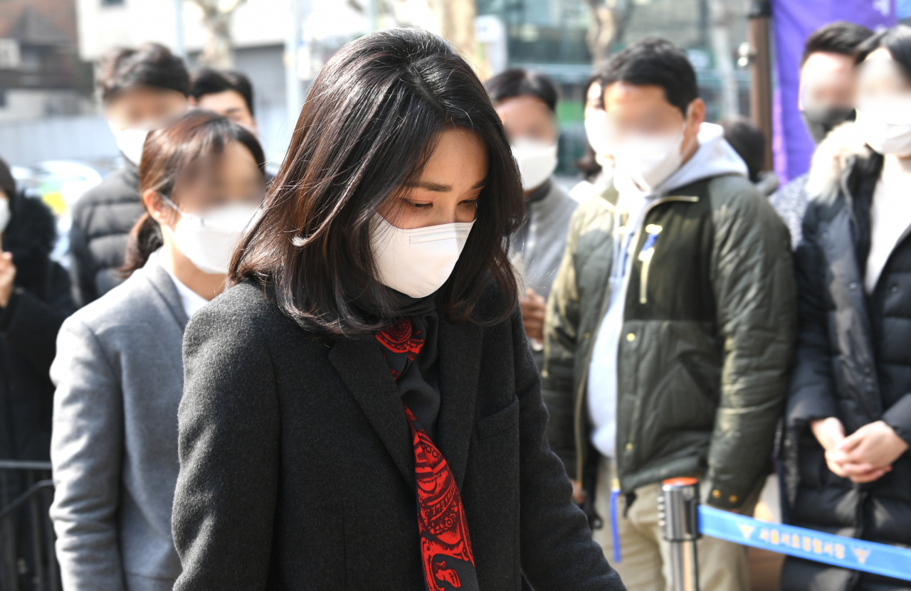 윤석열 국민의힘 대선후보의 부인 김건희 씨가 제20대 대통령선거 사전투표 첫날인 4일 서울 서초구 서초1동 주민센터에 마련된 사전투표소로 들어서고 있다. [연합]