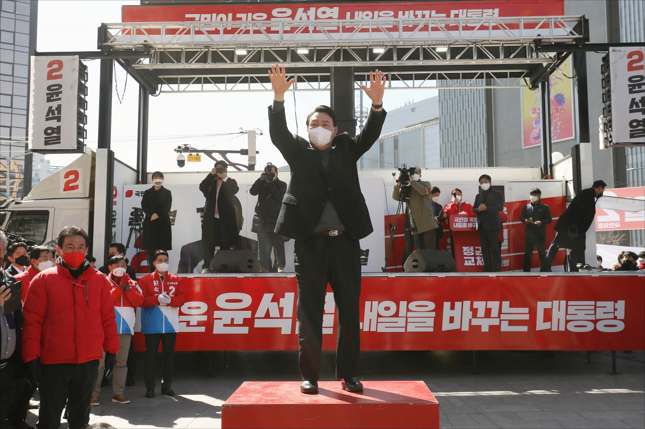 윤석열 국민의힘 대선 후보가 6일 오후 경기 의정부시 행복로 이성계 동상 앞에서 열린 유세에서 인사하고 있다. [연합]