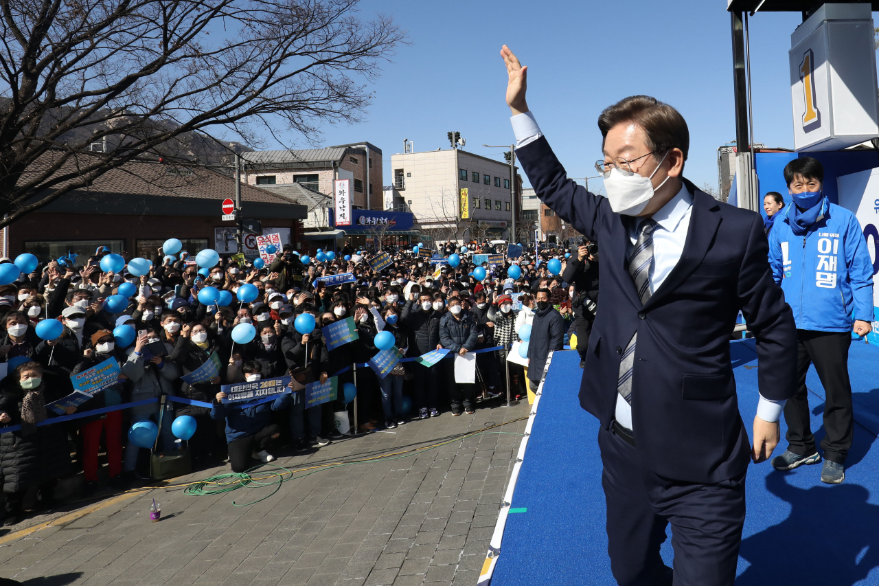 더불어민주당 이재명 대선 후보가 6일 오후 서울 도봉구 도봉산 입구에서 열린 유세에서 지지를 호소하며 인사하고 있다. 연합뉴스