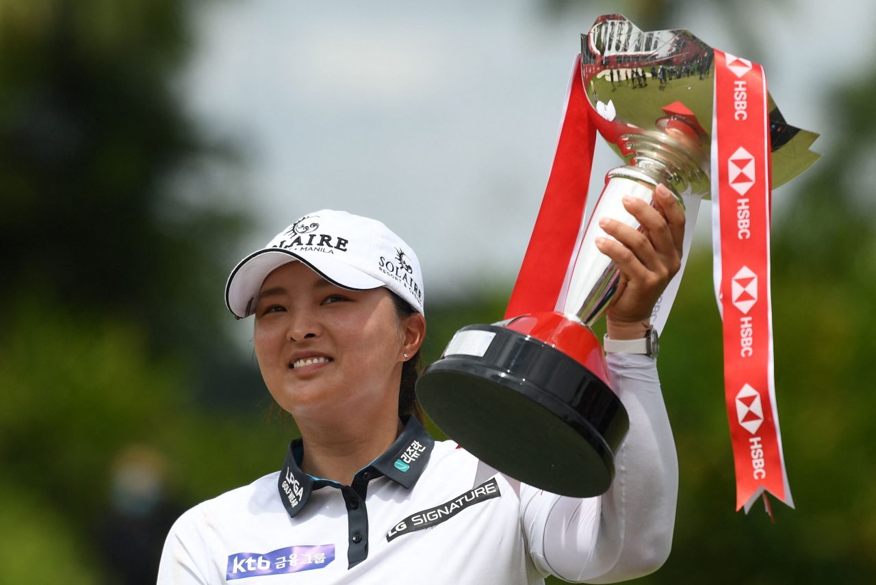 고진영이 LPGA 투어 HSBC 위민스 월드 챔피언십서 정상에 오른 뒤 우승컵을 들고 기뻐하고 있다. [AFP]