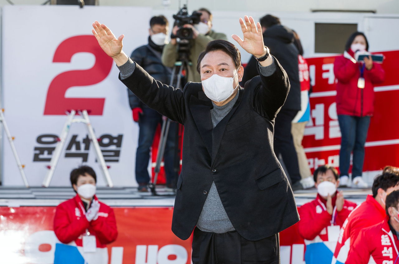 윤석열 국민의힘 대선 후보가 6일 오후 경기 김포시 사우공원 시민회관 앞에서 열린 유세에서 인사하고 있다. [연합]