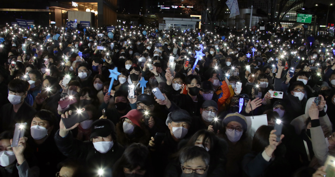 6일 저녁 서울 용산구 용산역 광장에서 열린 더불어민주당 이재명 대선 후보의 유세에서 지지자들이 휴대전화 불을 밝힌 채 이 후보를 응원하고 있다. [연합]