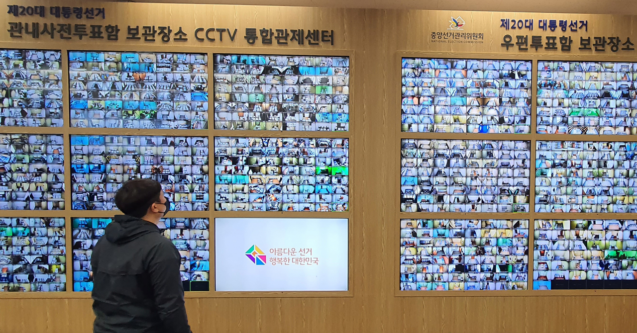 중앙선거관리위원회는 6일 코로나19 확진자·격리자 사전투표 부실 관리 논란과 관련해 "전날 실시된 코로나19 확진 선거인의 사전투표에 불편을 드려 매우 안타깝고 송구하다"고 밝혔다. 사진은 이날 과천 중앙선관위 20대 대선 사전투표함 보관장소 CCTV 통합관제센터 모습. [연합]