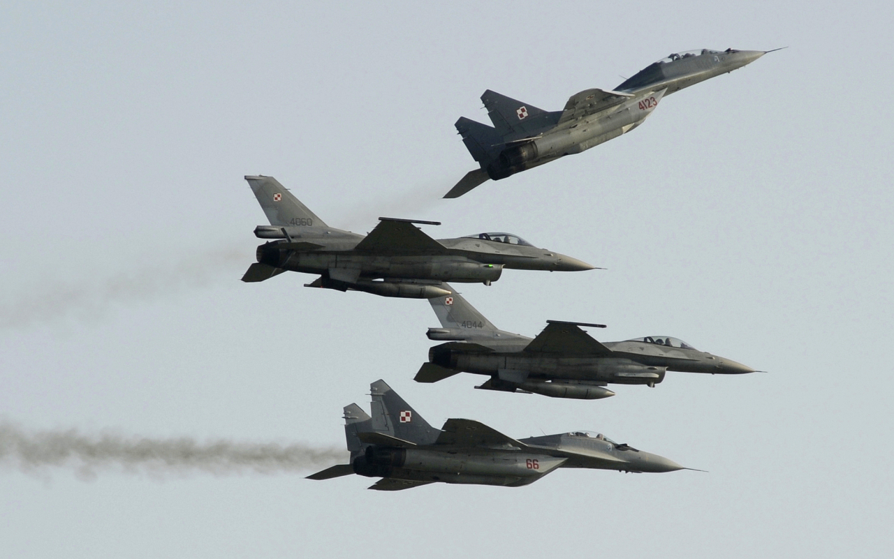 폴란드 공군 소속 미그(Mig)-29 전투기 2대와 F-16 전투기 2대가 한 에어쇼에서 비행하고 있는 모습. [AP]