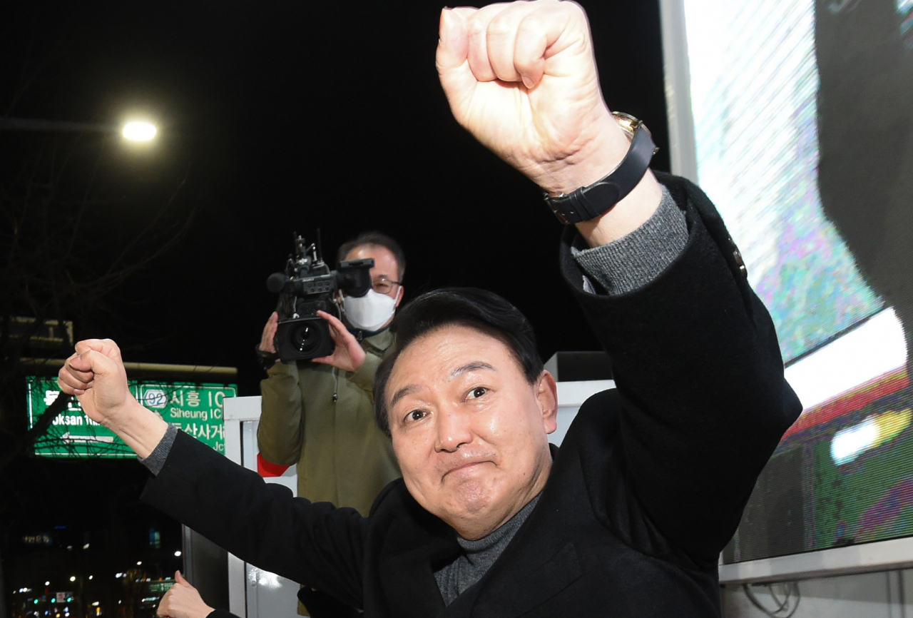윤석열 국민의힘 대선 후보가 6일 저녁 서울 금천구 두산로에서 열린 유세에서 인사하고 있다. [연합]