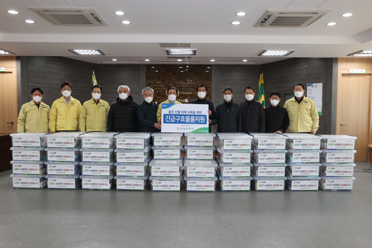 이성희(가운데) 농협중앙회장이 지난 5일 산불 피해지역인 경북 울진과 강원 삼척, 동해 지역을 차례로 방문해 피해농가에 긴급구호물품을 지원한 후 기념촬영을 하고 있다. [연합]
