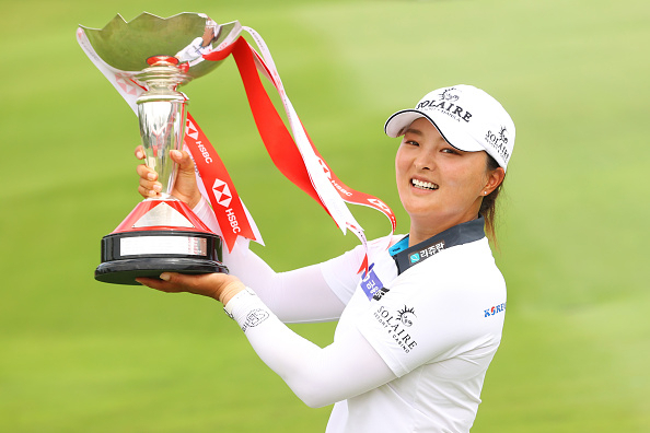 고진영이 6일 LPGA 투어 HSBC 위민스 월드 챔피언십에서 정상에 오른 뒤 우승컵을 들어올리며 환하게 웃고 있다. [게티이미지]