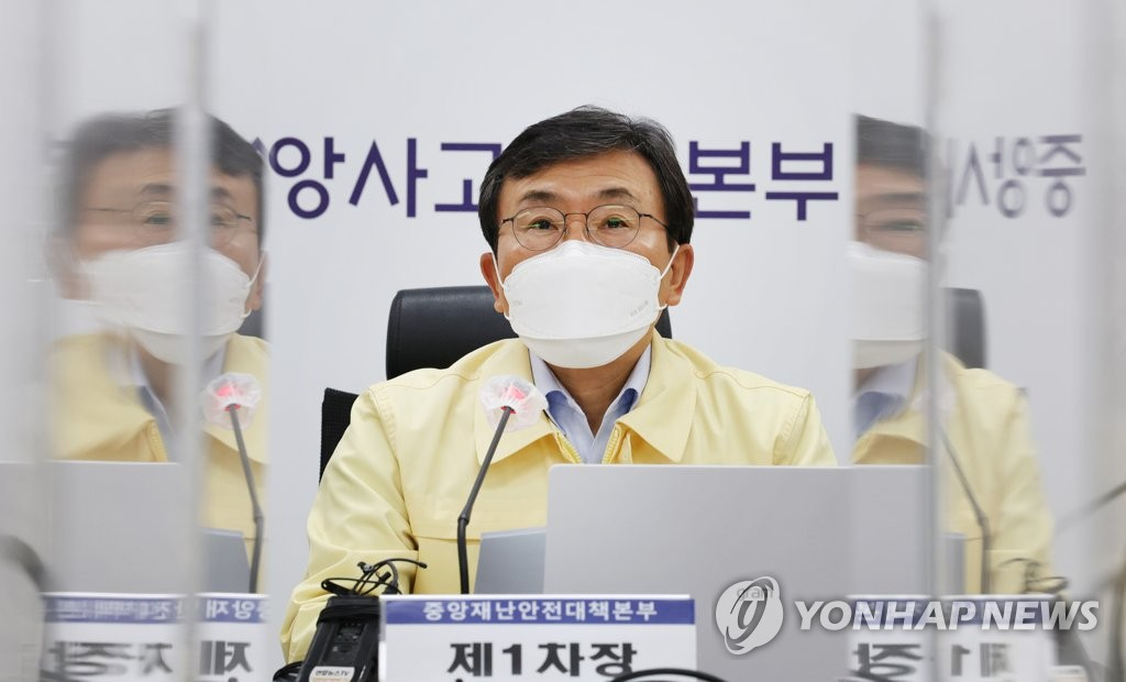 권덕철 중앙재난안전대책본부 1차장(보건복지부 장관)이 7일 오전 세종시 정부세종청사에서 열린 코로나19 대응 중앙재난안전대책본부 회의를 주재하고 있다. [연합]