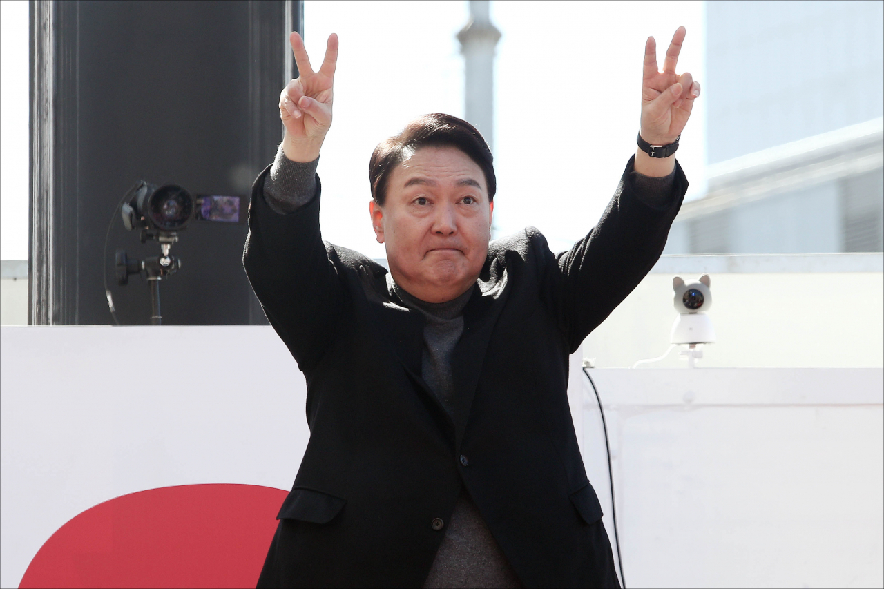 국민의힘 윤석열 대선 후보가 6일 오후 경기 의정부시 행복로 이성계 동상 앞에서 열린 유세에서 지지를 호소하고 있다. [연합]