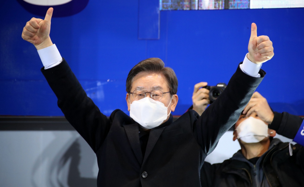 이재명 더불어민주당 대선 후보가 지난 6일 저녁 서울 용산구 용산역 광장에서 열린 유세에서 지지자들의 환호에 손 들어 인사하고 있다. [국회사진기자단]