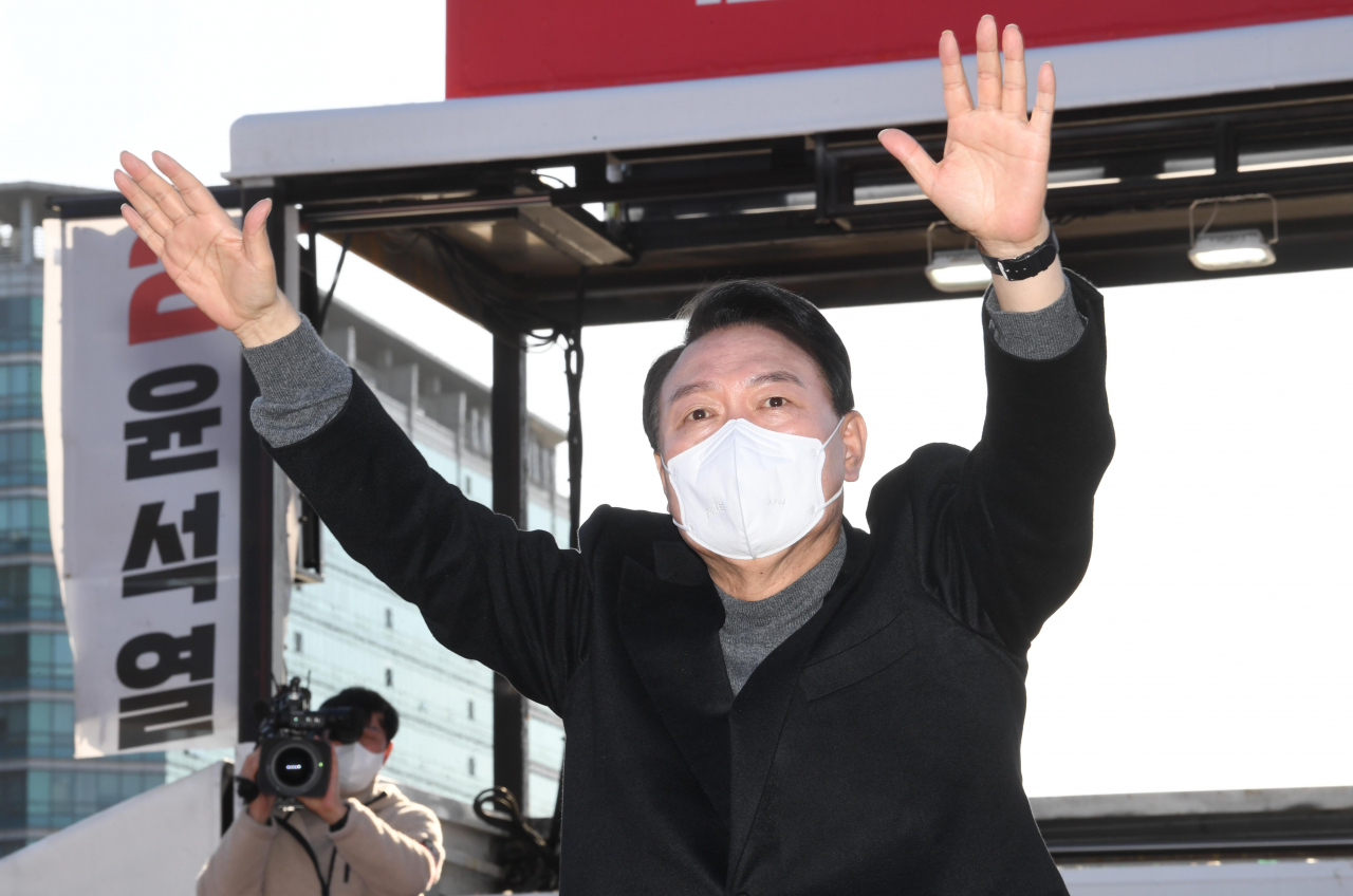 윤석열 국민의힘 대선후보가 6일 경기도 고양시 일산문화공원에서 열린 선거유세에서 지지자에게 손을 들어 인사하고 있다. [연합]