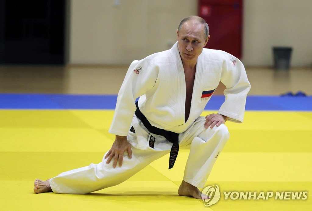 지난 2019년 러시아 유도대표팀과 함께 훈련하는 푸틴 러시아 대통령 [EPA 연합]