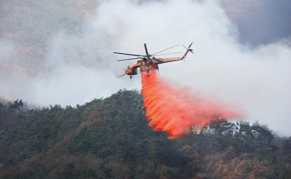 산불지연제 투하 중인 산불진화헬기(초대형). [산림청 제공]