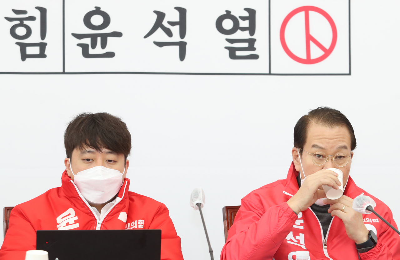 이준석 국민의힘 대표와 권영세 선거대책본부장이 7일 오전 국회에서 열린 확대선거대책본부 회의에 참석해 있다. [헤럴드경제=이상섭 기자]