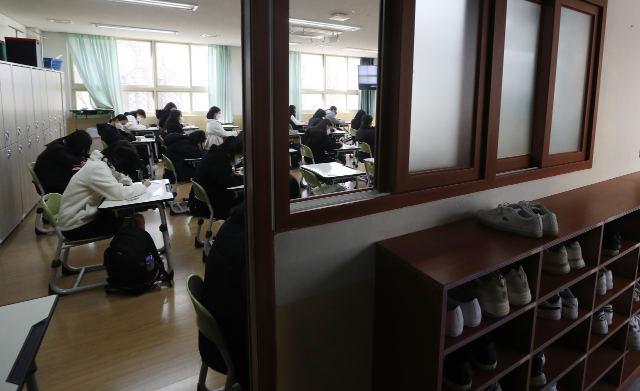 개학일인 지난 2일 오전 울산시 북구 달천중학교 한 교실에 등교한 학생들이 앉아 있다. [연합]