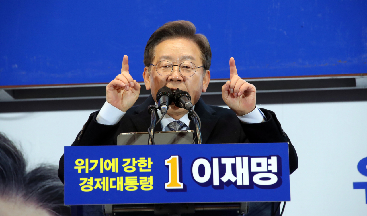 이재명 더불어민주당 대선후보가 6일 저녁 서울 용산구 용산역 광장에서 열린 유세에서 지지를 호소하고 있다. [연합]