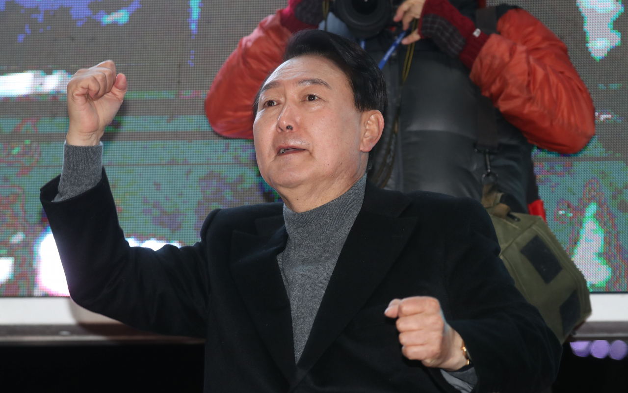 윤석열 국민의힘 대선후보가 6일 저녁 서울 금천구 두산로에서 유세하고 있다. [연합]