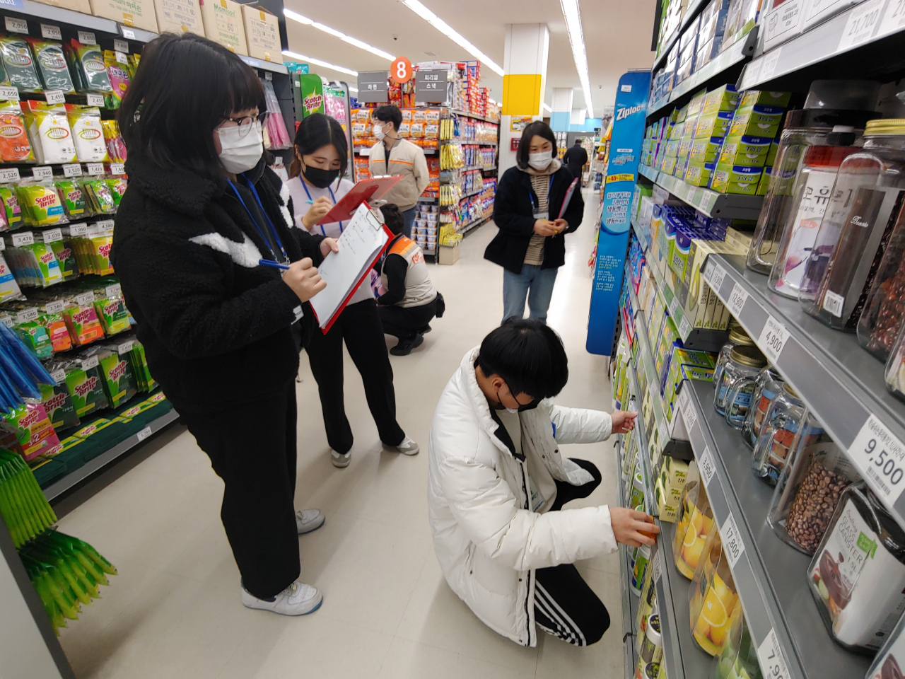 경남녹색구매지원센터 직원들이 녹색제품 모니터링을 실시하고 있다. [경남도 제공]
