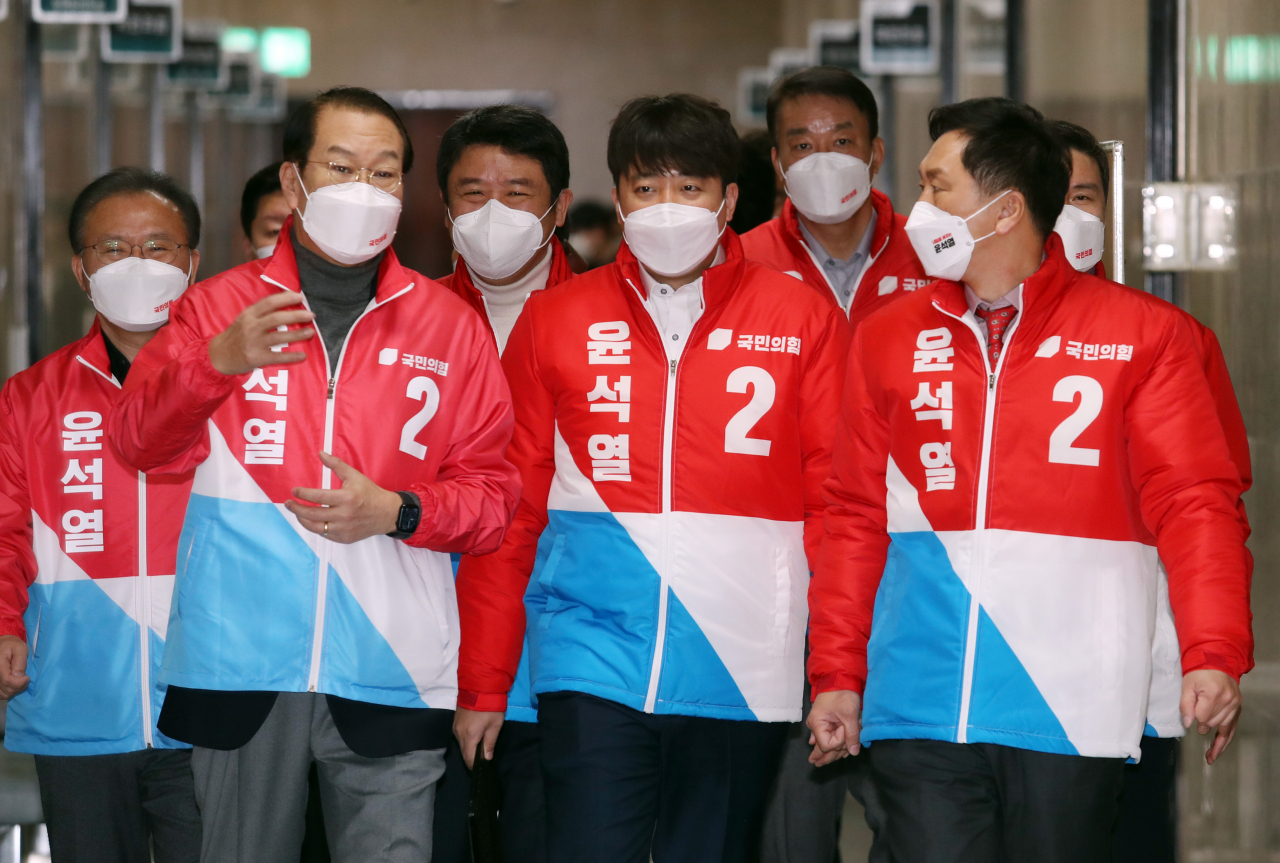 이준석 국민의힘 대표와 김기현 원내대표, 권영세 선거대책본부장이 7일 오전 국회에서 열린 확대선거대책본부 회의에 참석하고 있다. [이상섭 기자]