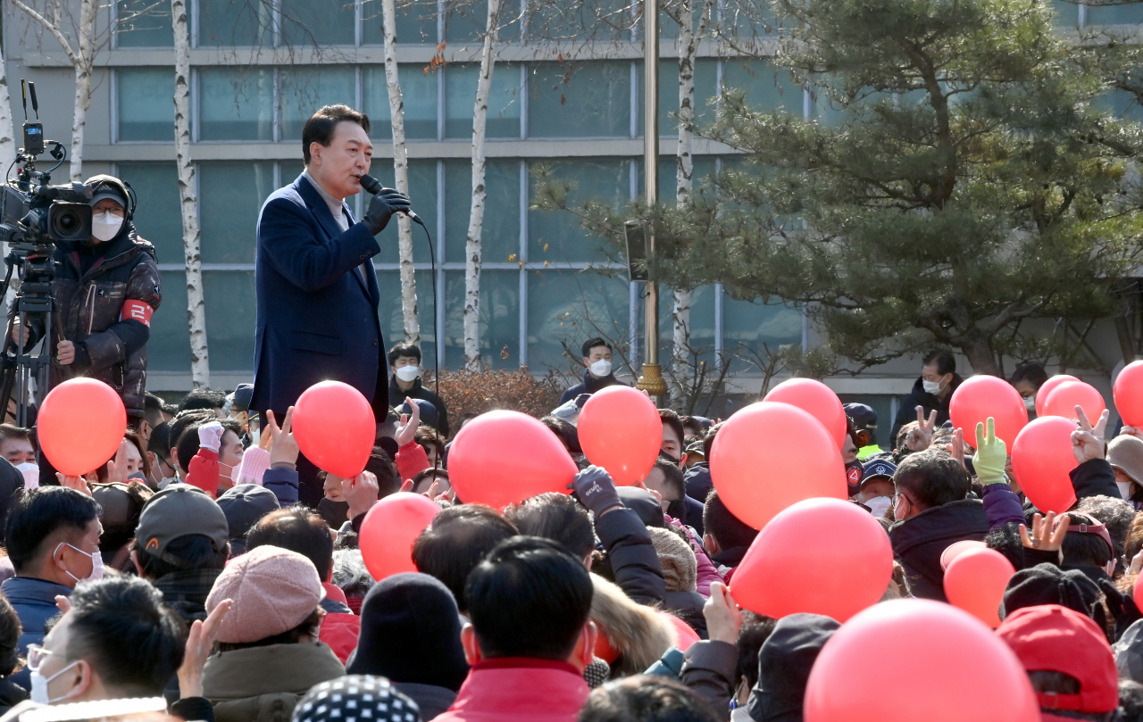 윤석열 국민의힘 대선후보가 7일 오전 경기도 구리역 광장 유세에서 지지를 호소하고 있다. [연합]