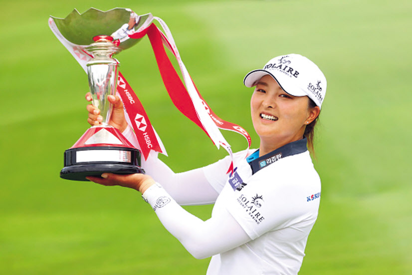 고진영이 6일 LPGA 투어 HSBC 위민스 월드 챔피언십에서 정상에 오른 뒤 우승컵을 들어올리며 환하게 웃고 있다. [게티이미지]