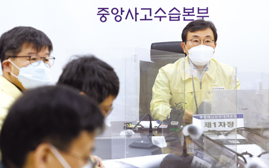 권덕철 중앙재난안전대책본부 1차장(보건복지부 장관, 오른쪽)이 7일 오전 세종시 정부세종청사에서 코로나19 대응 중대본 회의를 주재하고 있다. 권 1차장은 “중환자 병상과 중등증 병상의 가동률이 각각 59.8%, 49.3%로 의료체계는 관리 가능한 범위서 운영되고 있다”고 강조했다. [연합]