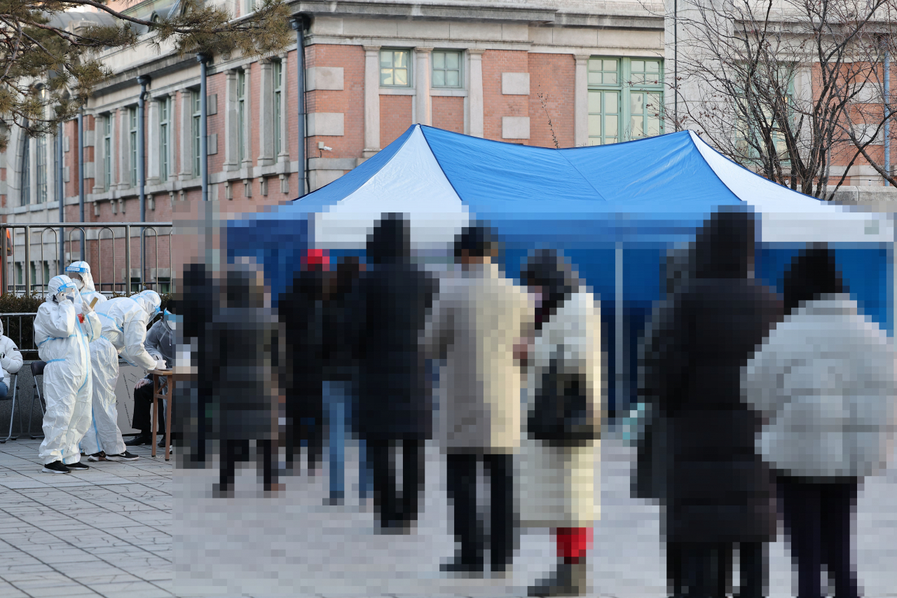 5일 오후 서울역 앞 임시기표소에서 코로나19 확진·격리자들이 투표하기 위해 대기하고 있다. [연합]