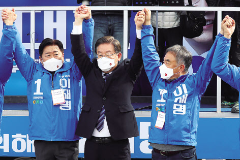 더불어민주당 이재명 대선후보가 7일 제주도 제주시 동문로터리에서 열린 ‘놀멍쉬멍 평화 제주! 느영나영 모두를 위해 이재명!’ 제주 유세에서 지지자에게 인사하고 있다. [국회사진기자단]