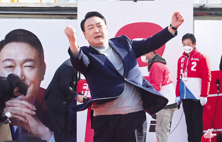 윤석열 국민의힘 대선 후보가 7일 오전 경기 구리시 구리역 광장에서 열린 유세에서 지지자들의 환호에 어퍼컷 세리머니로 화답하고 있다. [국회사진기자단]